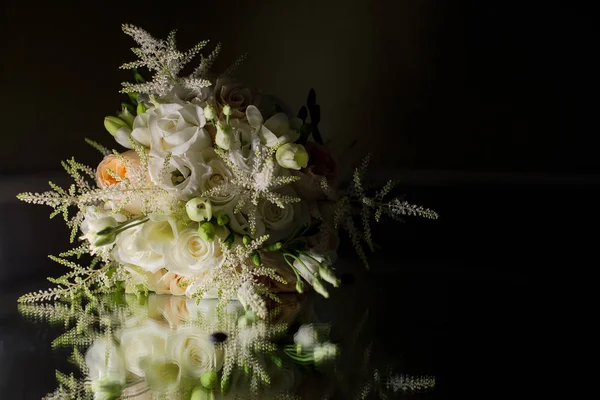Svatební kytice z bílých růží na tmavém pozadí s odrazem v zrcadle — Stock fotografie
