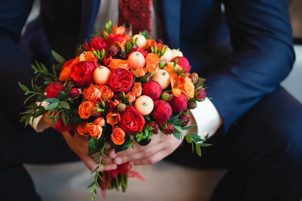 Bouquet da sposa di fiori rossi — Foto Stock
