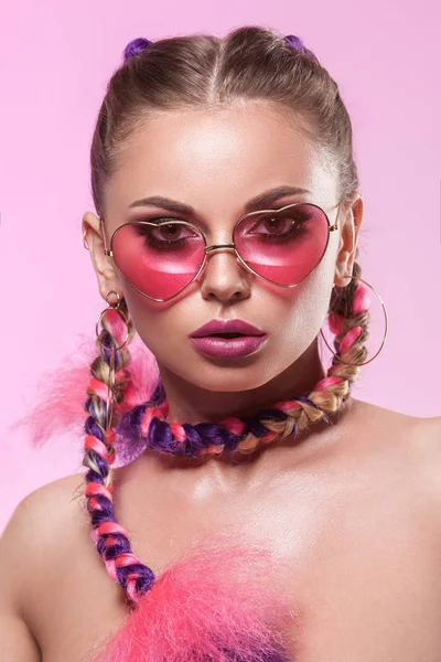 Hermoso retrato de una joven. Brady y gafas de color rosa . Fotos De Stock Sin Royalties Gratis