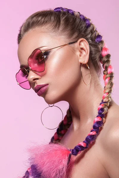 Hermoso retrato de una joven. Brady y gafas de color rosa . Fotos De Stock Sin Royalties Gratis