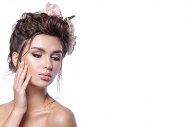 Güzellik genç kız, temiz cilt, güzel makyaj, saç modeli örgüler ve saç gül çiçek. 