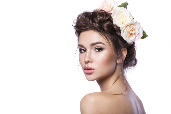 Belleza chica joven, piel limpia, hermoso maquillaje, trenzas de peinado y flores de rosas en el pelo . — Foto de Stock