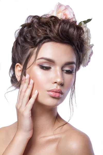 Beleza jovem, pele limpa, maquiagem bonita, tranças de penteado e flores de rosa no cabelo . — Fotografia de Stock