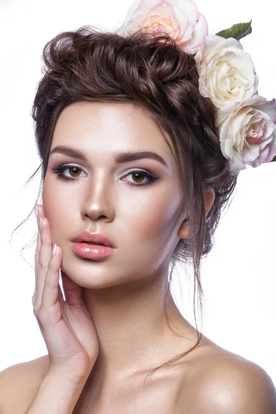 Belleza chica joven, piel limpia, hermoso maquillaje, trenzas de peinado y flores de rosas en el pelo . — Foto de Stock