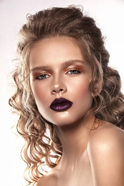 Retrato Menina Bonita Maquiagem Brilhante Lábios Deliciosos Fundo Branco — Fotografia de Stock