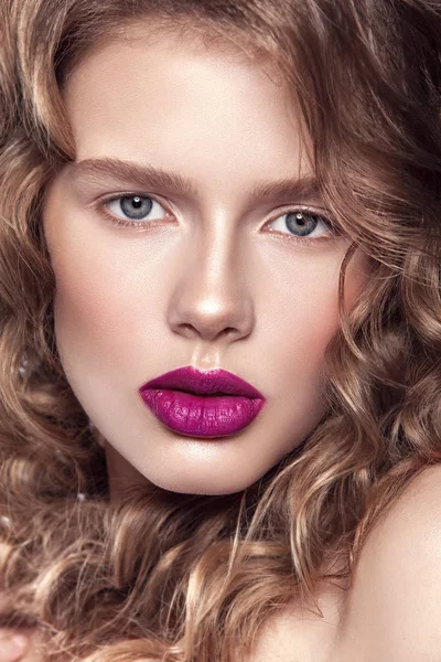Retrato Una Hermosa Chica Con Maquillaje Natural Limpia Piel Sana — Foto de Stock