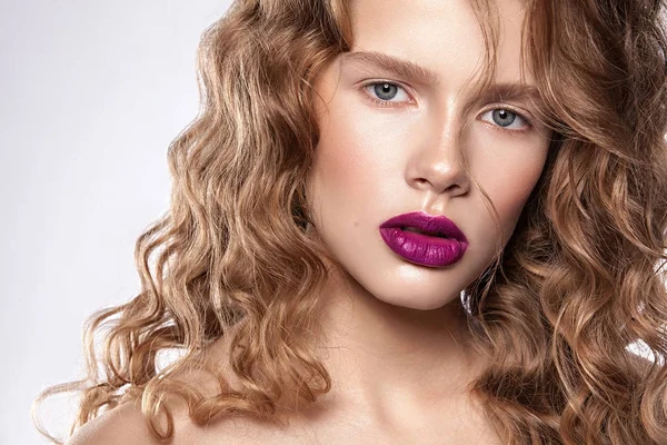 Retrato Una Hermosa Chica Con Maquillaje Natural Limpia Piel Sana — Foto de Stock