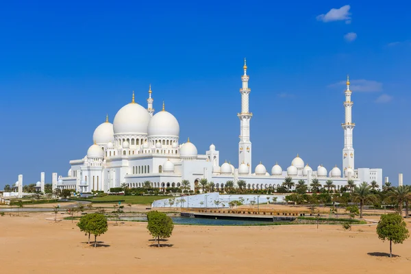 A Grande Mesquita em Abu Dhabi — Fotografia de Stock