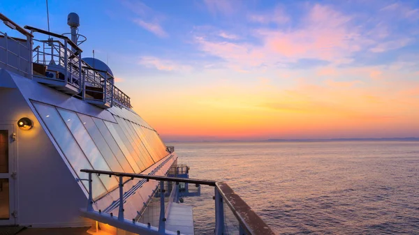 Sonnenaufgang auf Kreuzfahrtschiff lizenzfreie Stockfotos