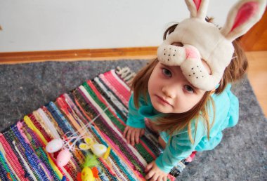 Yumurta ve maske bunny Paskalya ile kız renkli.