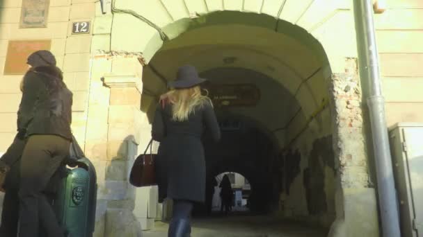 Caminando a través del túnel arqueado en la casa — Vídeos de Stock