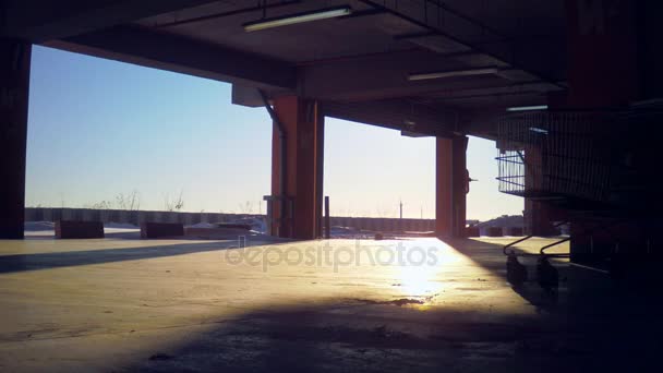 Paseos en tranvía de supermercado en el estacionamiento — Vídeos de Stock