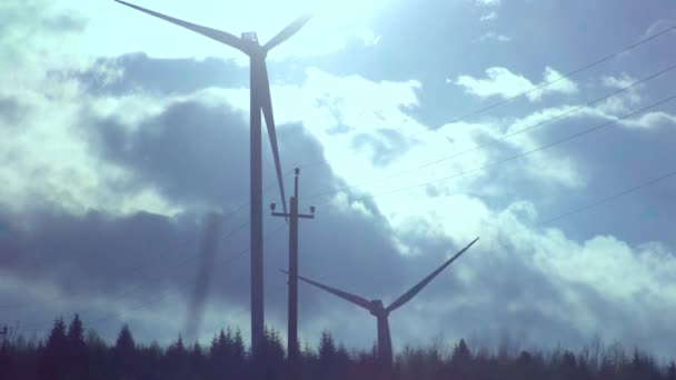 Rüzgar enerji santrali gökyüzü ve bulutlar mavi bir sınıflandırma ile — Stok video
