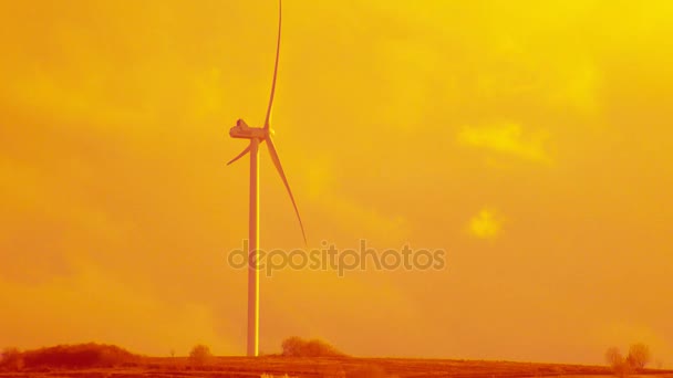 Желто-охристая ветряная электростанция на небесном фоне — стоковое видео