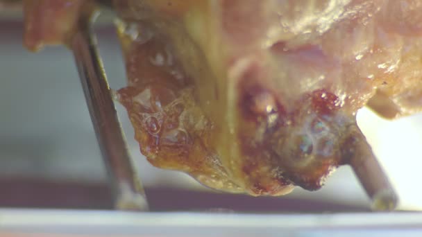 Жир течет из куска мяса, который жарят на гриле — стоковое видео