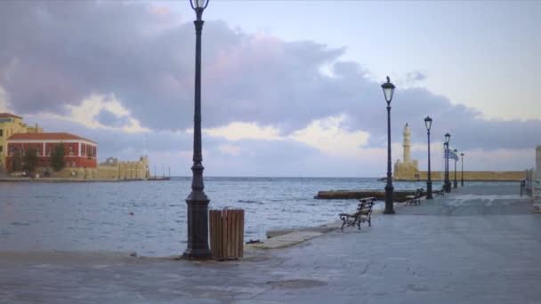 Hania eski liman sabahın erken saatlerinde sıcak. Bahar Girit'te. Deniz fenerine görüntülemek — Stok video