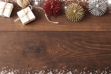 Noel süslemeleri ve hediye kutuları ahşap tahta üzerinde arka plan. Mavi parlak tatil arka plan kopya alanı ile. Hediyeler ve metin için boş alan ile Noel Tema