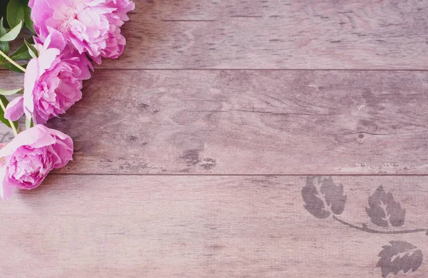 พีโอนี่สีชมพู ดอกไม้บนพื้นหลังไม้ รูปแบบการตลาด การถ่ายภาพสต็อกที่มีสไตล์ บล็อกหัวบล็อก บล็อกภาพ — ภาพถ่ายสต็อก