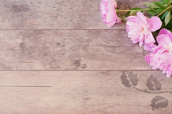 Marco floral con peonías rosadas sobre fondo de madera. Fotografía de marketing con estilo. Copiar espacio. Boda, tarjeta de regalo, día de San Valentín o fondo de día de las madres — Foto de Stock