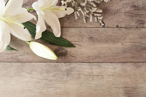 Marco floral con cala blanca, lirios sobre fondo de madera. Fotografía de marketing con estilo. Copiar espacio. Boda, tarjeta de regalo, día de San Valentín o fondo de día de las madres — Foto de Stock