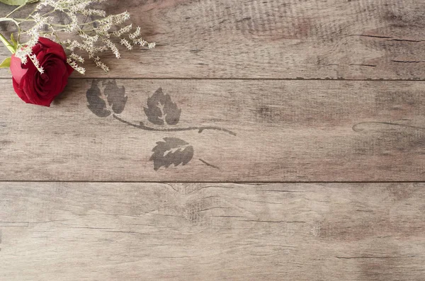 Moldura floral com deslumbrante rosa vermelha no fundo de madeira. Espaço para cópia. Casamento, cartão de presente, dia dos namorados ou fundo do dia da mãe — Fotografia de Stock