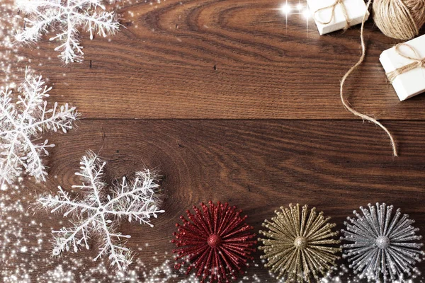 Fundo de Natal com decorações e caixas de presente em tábua de madeira. Fundo de férias brilhante azul com espaço de cópia. Tema de Natal com presentes e espaço livre para texto — Fotografia de Stock