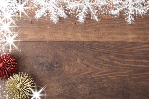 Χριστουγεννιάτικο φόντο με διακοσμήσεις και κουτιά δώρου σε ξύλινη σανίδα. Με φόντο μπλε sparkly διακοπών με αντίγραφο χώρο. Θέμα Χριστουγέννων με δώρα και ελεύθερο χώρο για το κείμενο — Φωτογραφία Αρχείου