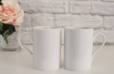 İki kupalar. Beyaz kupalar Mockup. Boş beyaz kahve kupa alay kadar. Fotoğraf tarz. Kahve fincanı ürün görüntüleme.