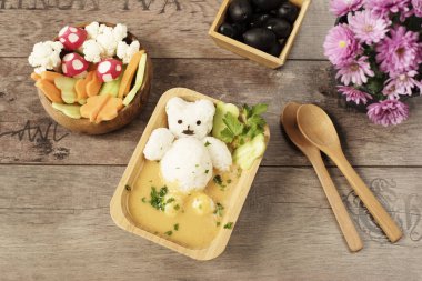 Çocuklar öğle veya akşam yemeği için yaratıcı bir fikir. Çocuk hayvan yemi. Pirinç ayı ve krem çorbası ile banyo. Mantar, turp, salatalık ve havuç çiçek şeklinde. Eğlenceli ve sağlıklı çocuklar yemek. Fo sanatı