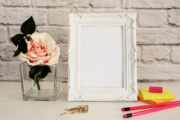 White Frame Attrappe, Digital Attrappe, Display Attrappe, Styled Stock Photography Attrappe, Bunte Desktop Attrappe. Schreibtisch rosa Neon Bleistift — Stockfoto