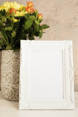 Çerçeve Mock Up, dijital Mockup beyaz, Mockup, stok fotoğraf Mockup, renkli masaüstü Mock Up tarz görüntülemek. Turuncu gül ve sarı Kasımpatı rustik vazo. Beyaz arka plan, boş bir yer, 