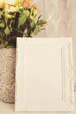 Çerçeve Mock Up, dijital Mockup beyaz, Mockup, stok fotoğraf Mockup, renkli masaüstü Mock Up tarz görüntülemek. Turuncu gül ve sarı Kasımpatı rustik vazo. Beyaz arka plan, boş bir yer, 