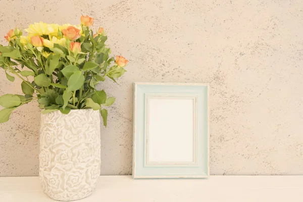 Blue Frame Attrappe, digitale Attrappe, Display-Attrappe, Sea Styled Stock Photography Attrappe, bunte Desktop-Attrappe. rustikale Vase mit orangen Rosen und gelben Chrysanthemen. weißer Hintergrund, leerer Platz — Stockfoto