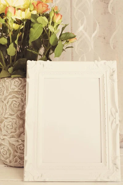 White Frame Attrappe, Digital Attrappe, Display Attrappe, Styled Stock Photography Attrappe, Bunte Desktop Attrappe. rustikale Vase mit orangen Rosen und gelben Chrysanthemen. weißer Hintergrund, leerer Platz, — Stockfoto