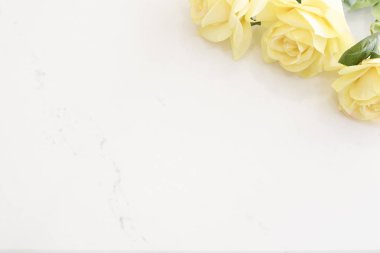 Sarı Gül mermer arka plan, kenarlık Sarı gül üzerinde. Ahşap zemin üzerine Sarı çiçekli çerçeve çiçek. Pazarlama fotoğraf tarz. Uzay kopyalayın. Düğün, hediye kartı, Sevgililer günü veya mot