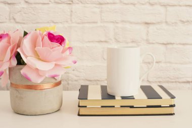 Beyaz kupa Mockup. Boş beyaz kahve kupa sahte. Fotoğraf tarz. Kahve fincanı ürün görüntüleme. Kahve kupa çizgili tasarım dizüstü bilgisayarları için geçerlidir. Pembe Gül vazo