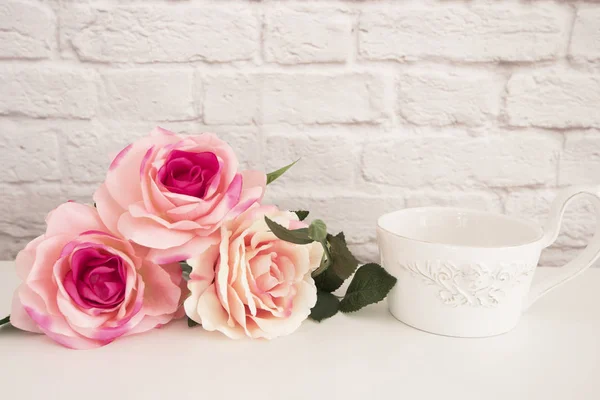 Ramo de rosas en un escritorio blanco, Una gran taza de café en el ángel delantero, Fondo de marco floral romántico, Pared con estilo floral Mock Up, Rose Flower Mockup, Tarjeta del día de las madres de San Valentín, Tarjeta de regalo — Foto de Stock