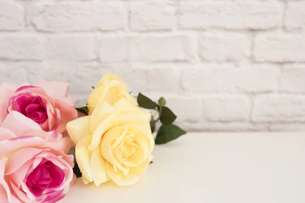 Rosa Rose Mock Up. Fotografía de stock con estilo. Marco floral, estilo de pared Mock Up. Rose Flower Mockup, Tarjeta del Día de las Madres de San Valentín, Tarjeta de regalo, Burla de escritorio blanco — Foto de Stock