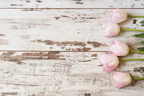Impresionantes tulipanes rosados sobre fondo de madera rústico luz blanca. Copiar espacio, marco floral. Vintage, buscando neblina. Boda, tarjeta de regalo, día de San Valentín o fondo de día de las madres — Foto de Stock