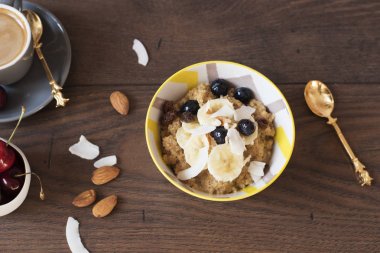 Badem sütü Quinoa ile taze meyve, kiraz ve kahve. Sağlıklı Kahvaltı, yaşam kavramı. Üstten Görünüm. Koyu ahşap arka plan. Fitness ruh diyet. Yaz hafif Snack