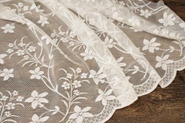 Güzel beyaz tül yakın çekim. Şeffaf perdeler kumaş örnek. Doku, arka plan, desen. Düğün kavramı. İç tasarım. Vintage dantel tül şifon