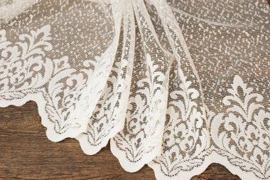 Güzel beyaz tül yakın çekim. Şeffaf perdeler kumaş örnek. Doku, arka plan, desen. Düğün kavramı. İç tasarım. Vintage dantel tül şifon