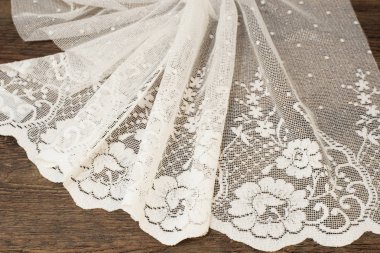 Güzel beyaz tül yakın çekim. Şeffaf perdeler kumaş örnek. Doku, arka plan, desen. Düğün kavramı. İç tasarım. Vintage dantel tül şifon