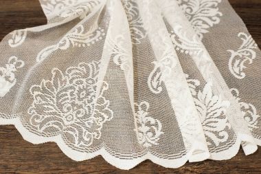 Güzel beyaz tül yakın çekim. Şeffaf perdeler kumaş örnek. Doku, arka plan, desen. Düğün kavramı. İç tasarım. Vintage dantel tül şifon