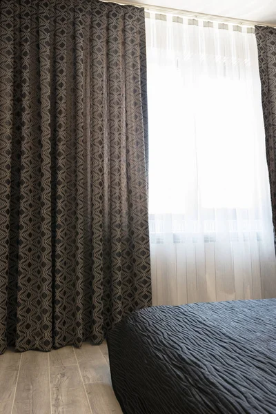 Largas cortinas oscuras de lujo y cortinas de tul, vigas en una ventana en el dormitorio. Concepto de diseño interior —  Fotos de Stock