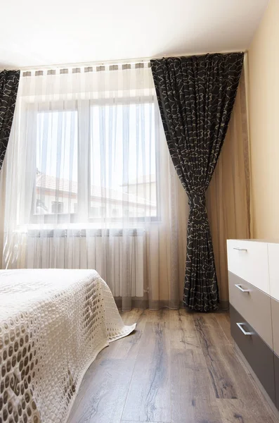 Largas cortinas oscuras de lujo y cortinas de tul, vigas en una ventana en el dormitorio. Concepto de diseño interior — Foto de Stock