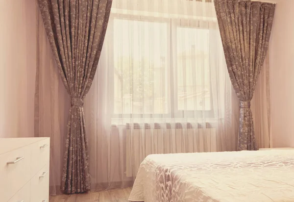 Lange donkere luxe gordijnen en gordijnen van tulle, rieten op een raam in de slaapkamer. Interieur design concept. Vintage kleurende, Fotofilter — Stockfoto