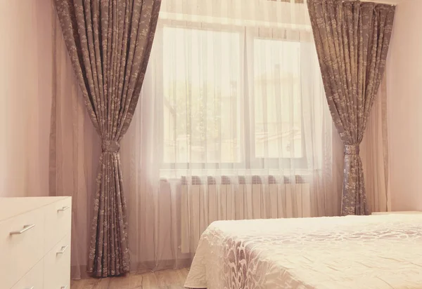 Lange donkere luxe gordijnen en gordijnen van tulle, rieten op een ... Lange donkere luxe gordijnen en gordijnen van tulle, rieten op een ...