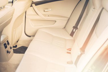 Arabada arka deri koltuklar