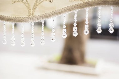 Kristal kolye kör sonunda. Bulanık arka plan